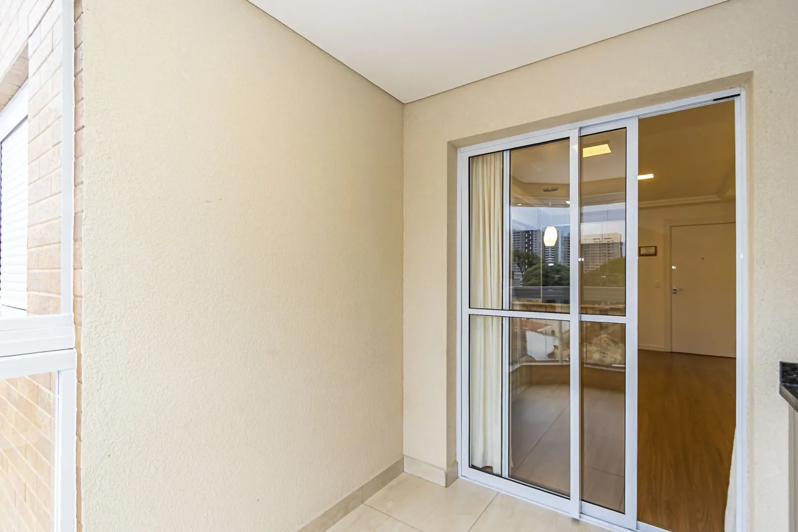 Balcony with a grill in a 2-bedroom apartment, 59 m² — photo 8
