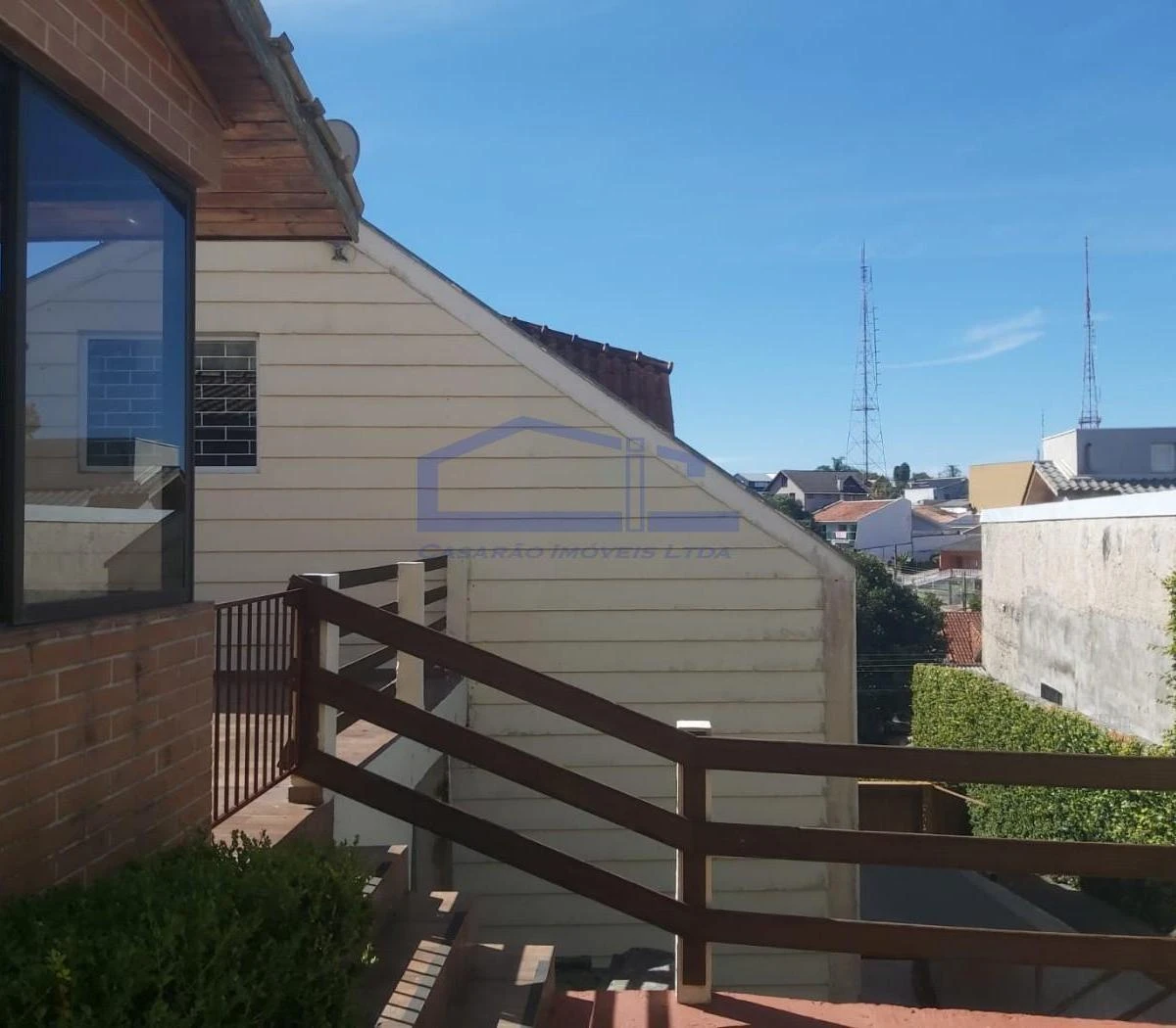 Balcony with a grill in a 3-bedroom apartment, 160 m²