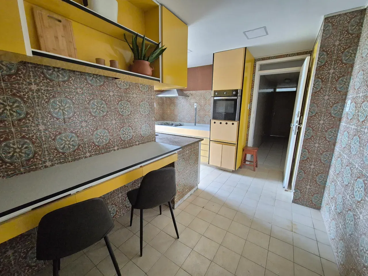 Unfurnished 4-bedroom apartment with a private garden — photo 2
