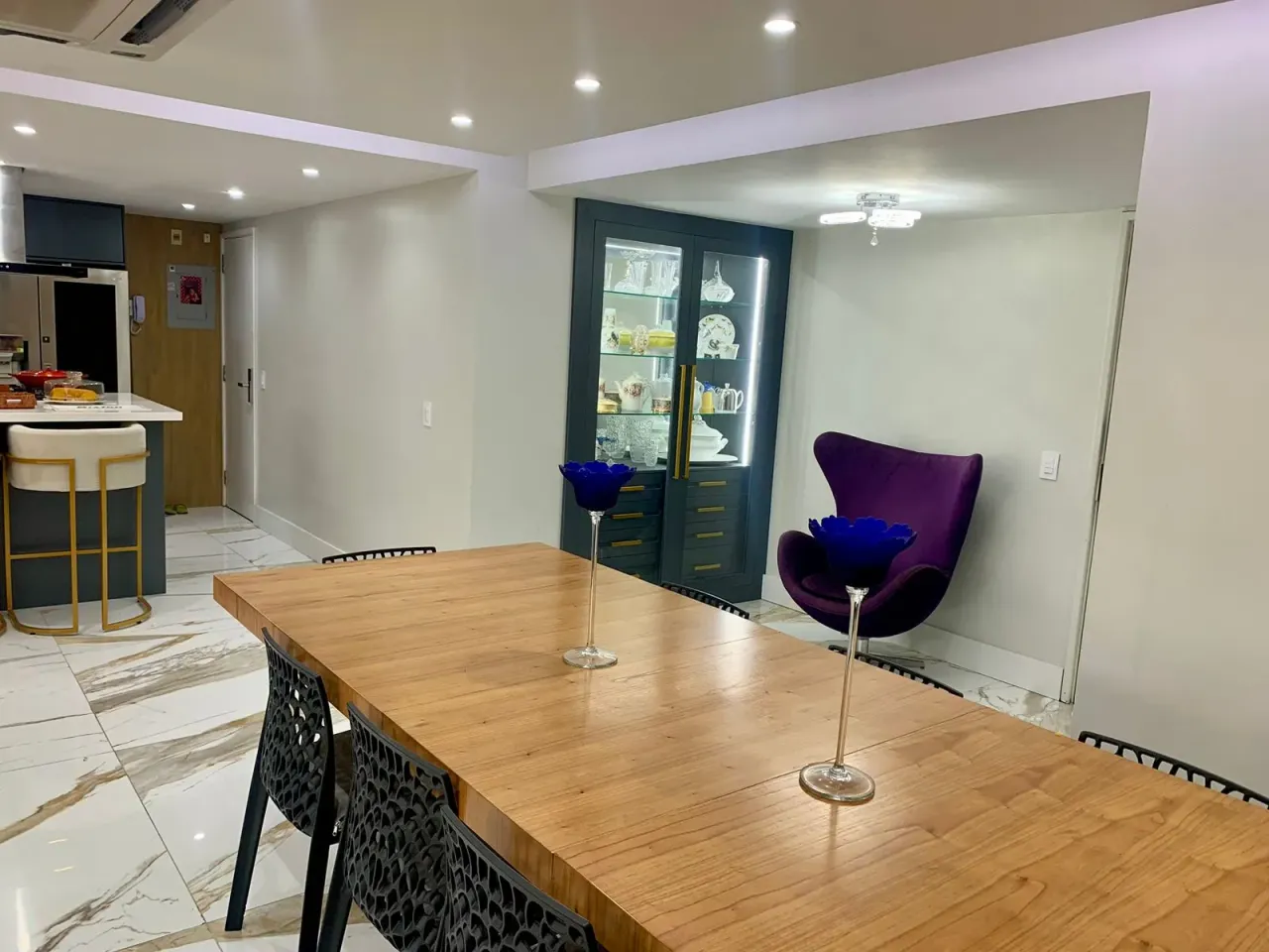 Furnished 4-bedroom apartment with open-plan kitchen — photo 9
