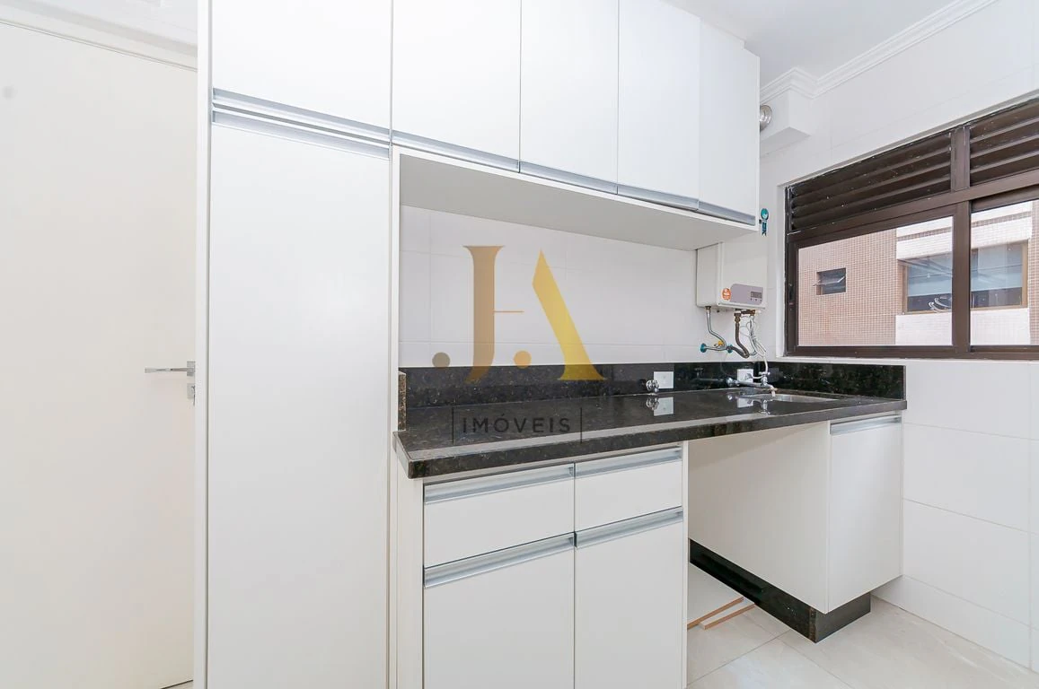 Furnished apartment, 210 m², with a glass-enclosed balcony — photo 3