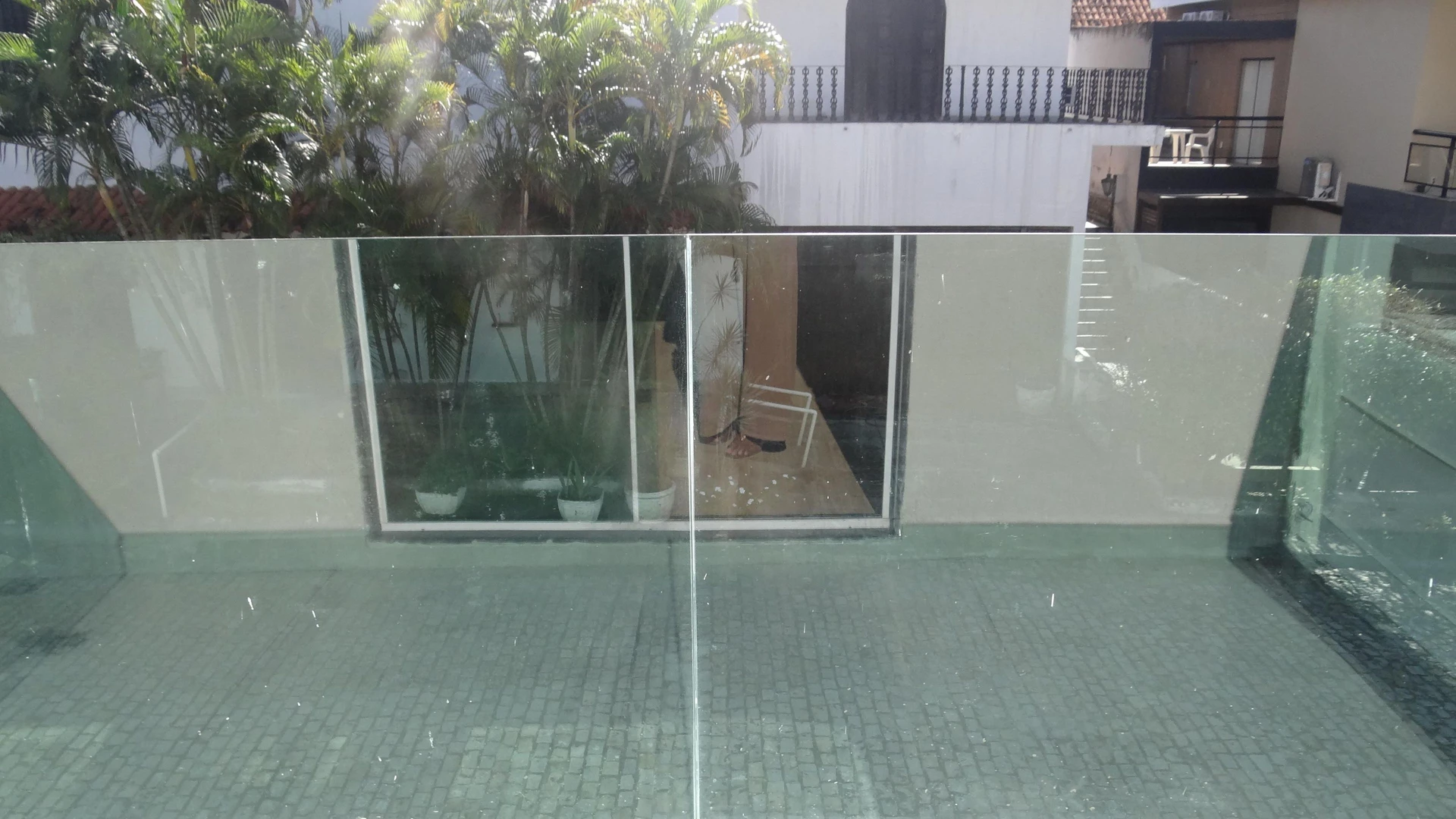 Casa de 384 m² com janelas do piso ao teto e varanda gourmet — photo 113