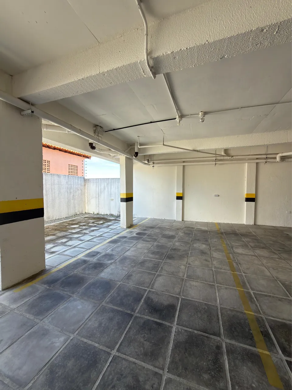Unfurnished apartment with open-plan kitchen and 3 bedrooms — photo 6