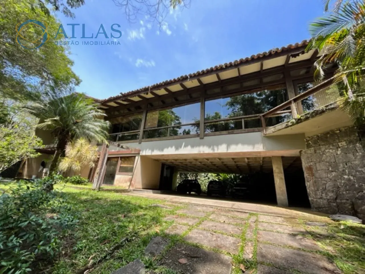 Unfurnished house with 5 bedrooms and 5 baths, 903 m²