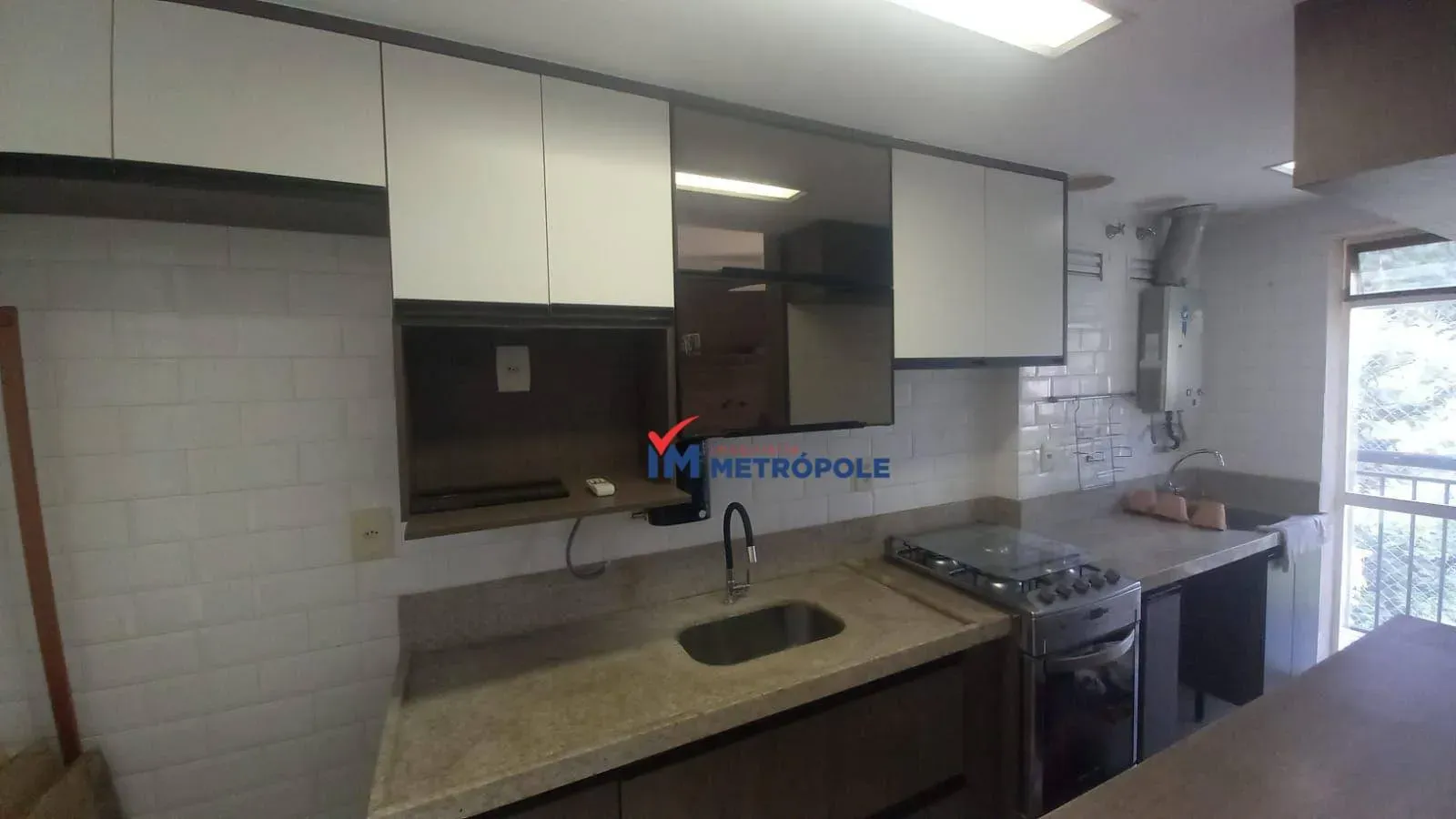 Balcony with a grill in a 4-bedroom apartment, 234 m² — photo 2