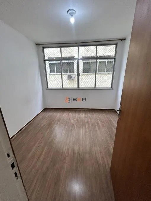 3-bedroom apartment with wood or laminate floors — photo 4