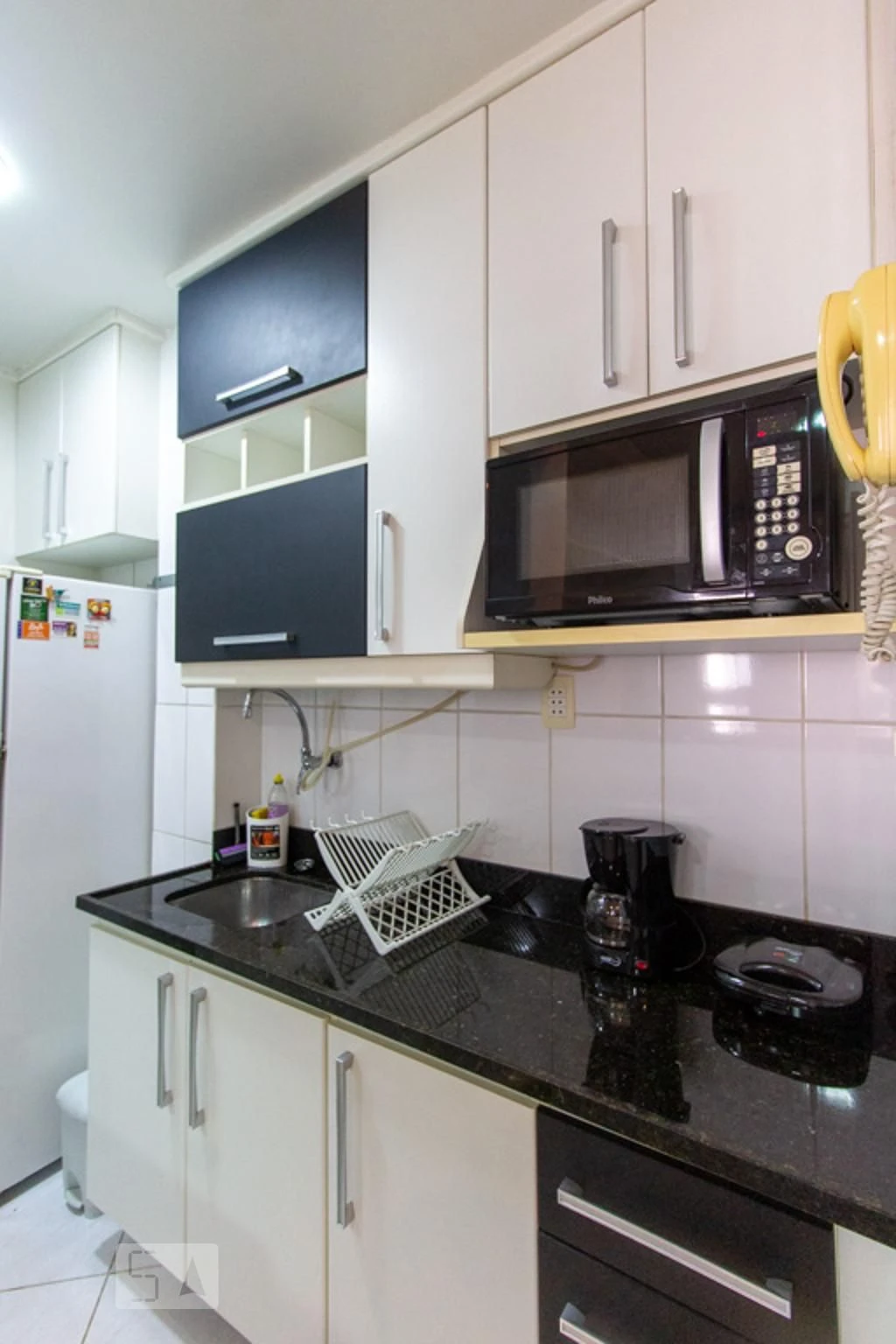 Furnished 1-bedroom apartment with a laundry area — photo 7