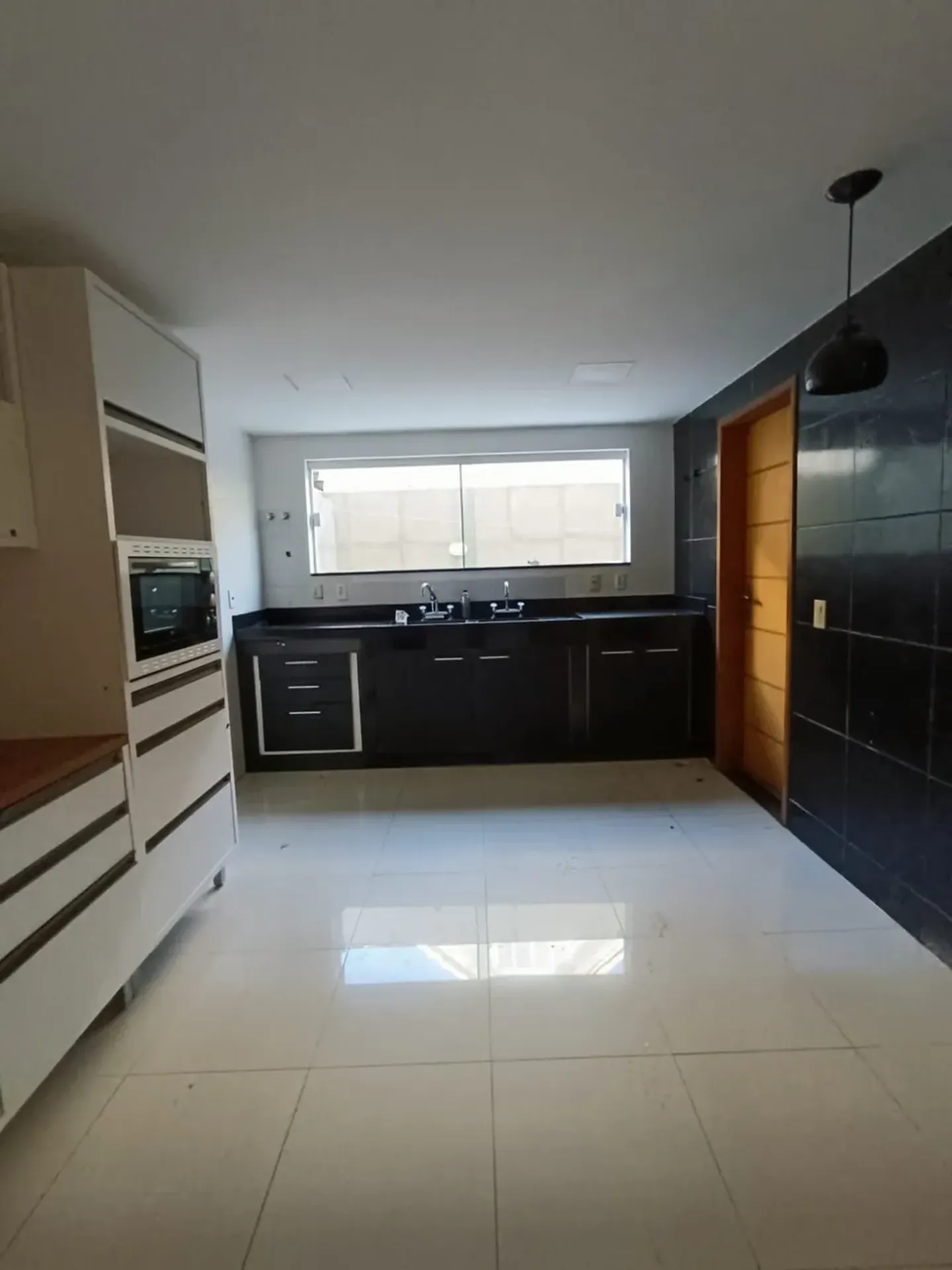 House with 4 bedrooms and 5 bathrooms — photo 34