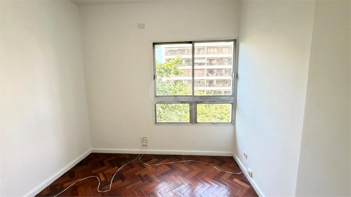 Wood or laminate floors in a 3-bedroom apartment, 91 m² — photo 12