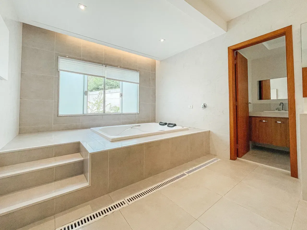 600 m² house with a bathtub and floor-to-ceiling windows — photo 4