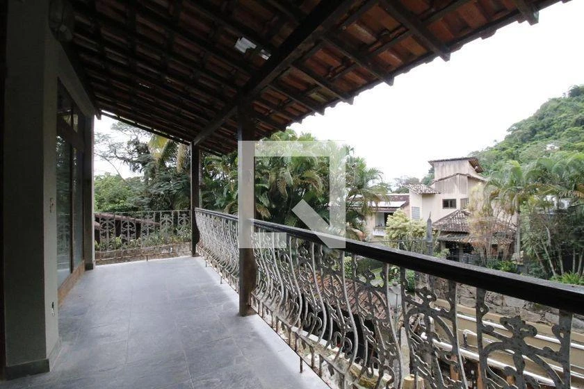 Casa de 500 m² com banheira e janelas do piso ao teto — photo 13