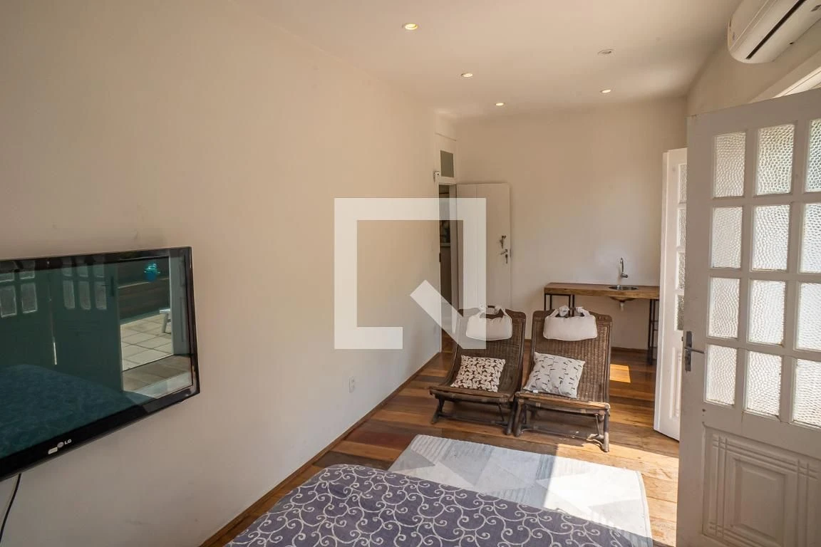 Furnished house, 300 m², with floor-to-ceiling windows — photo 6