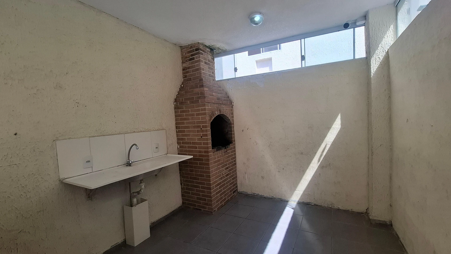 Furnished 2-bedroom apartment with a gas stove kitchen — photo 24