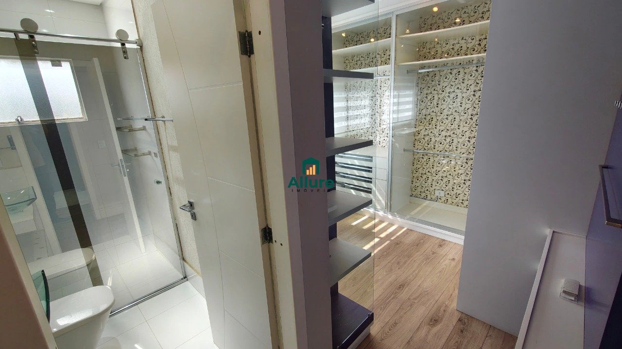 Bathtub in a 3-bedroom house, 181 m² — photo 28