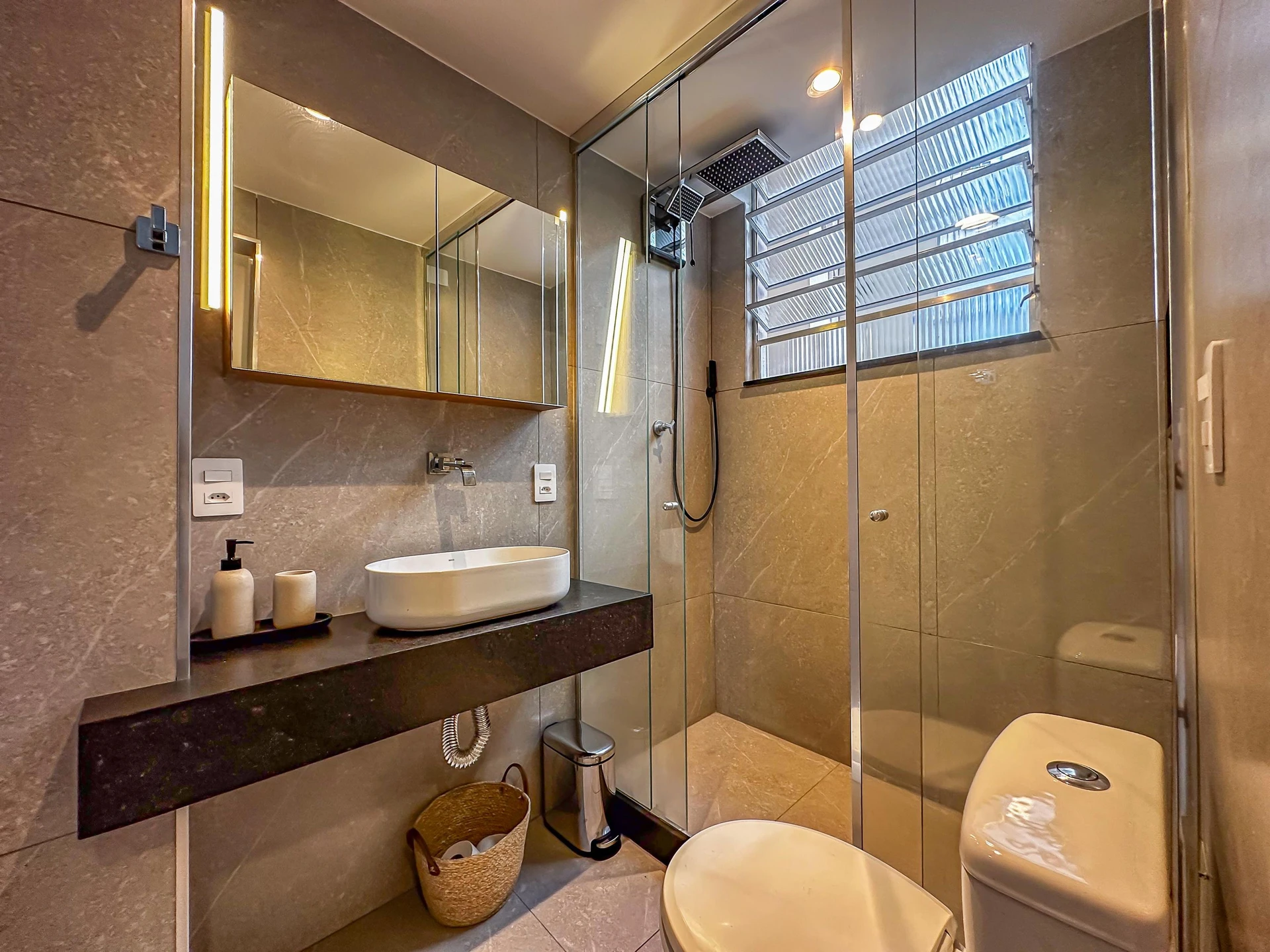 Furnished studio with glass shower and 1 bedroom — photo 18