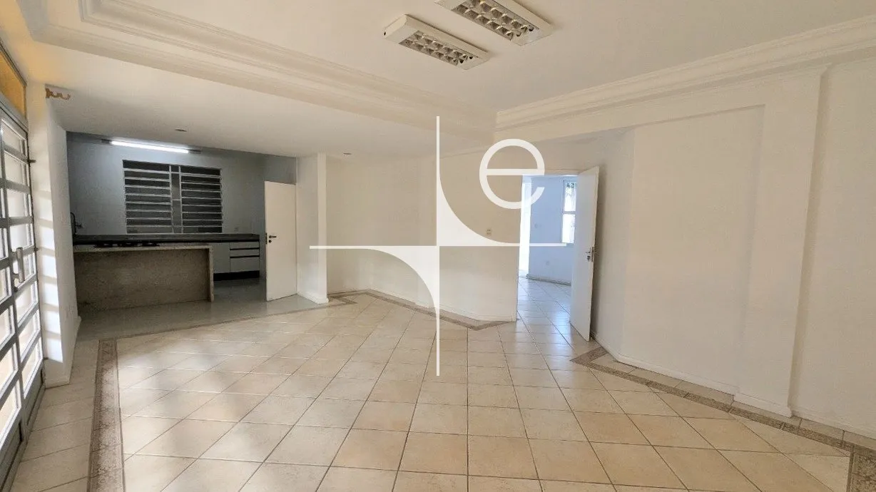 6-bedroom house with private garden, 302 m²