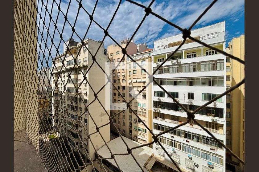 Unfurnished 2-bedroom apartment with city-facing windows