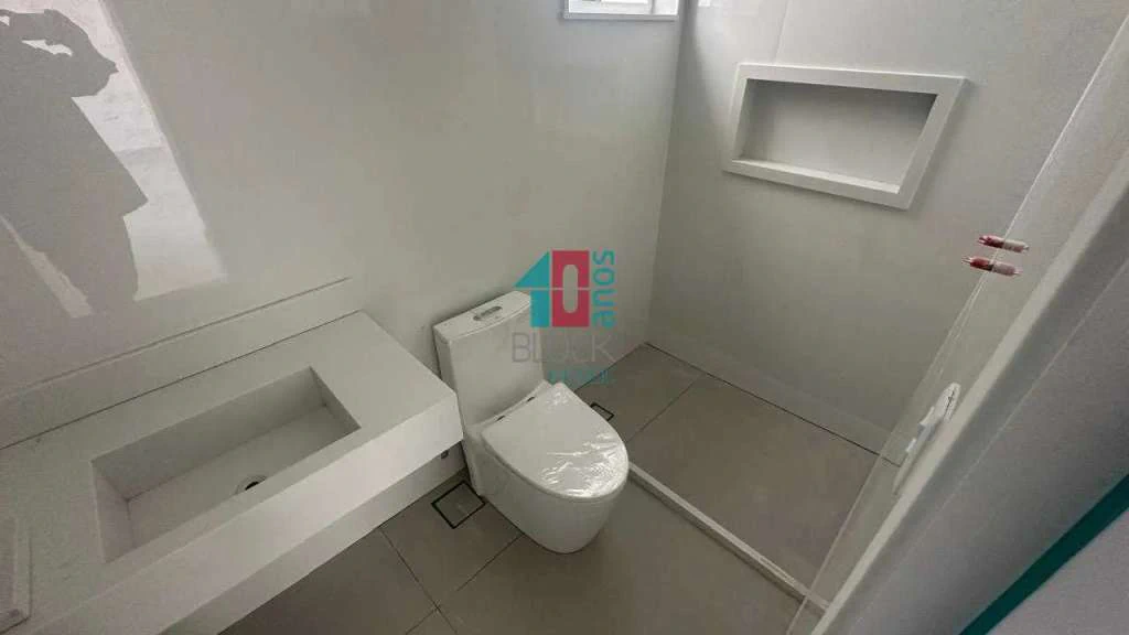 Casa com 5 suítes, 8 banheiros e 3 vagas para reformar — photo 13