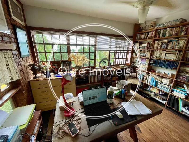 House in a gated community with 4 bedrooms and 5 baths — photo 33