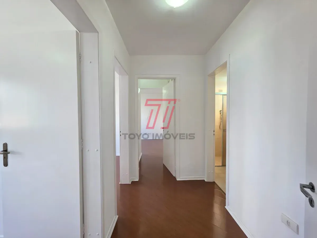 Apartamento de 3 quartos com piso de madeira na sala — photo 8