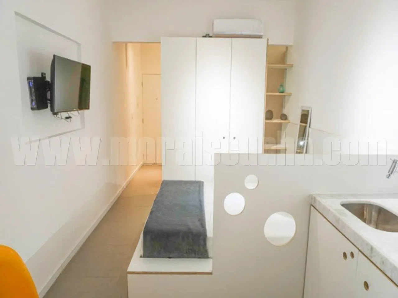 Apartamento studio sem mobília com janelas do chão ao teto — photo 3