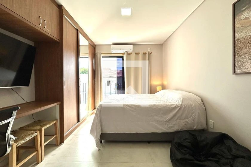 Estudio amueblado para alquiler con cocina compacta