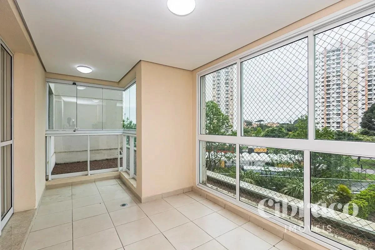 Balcony with a grill in a 4-bedroom apartment, 131 m² — photo 27