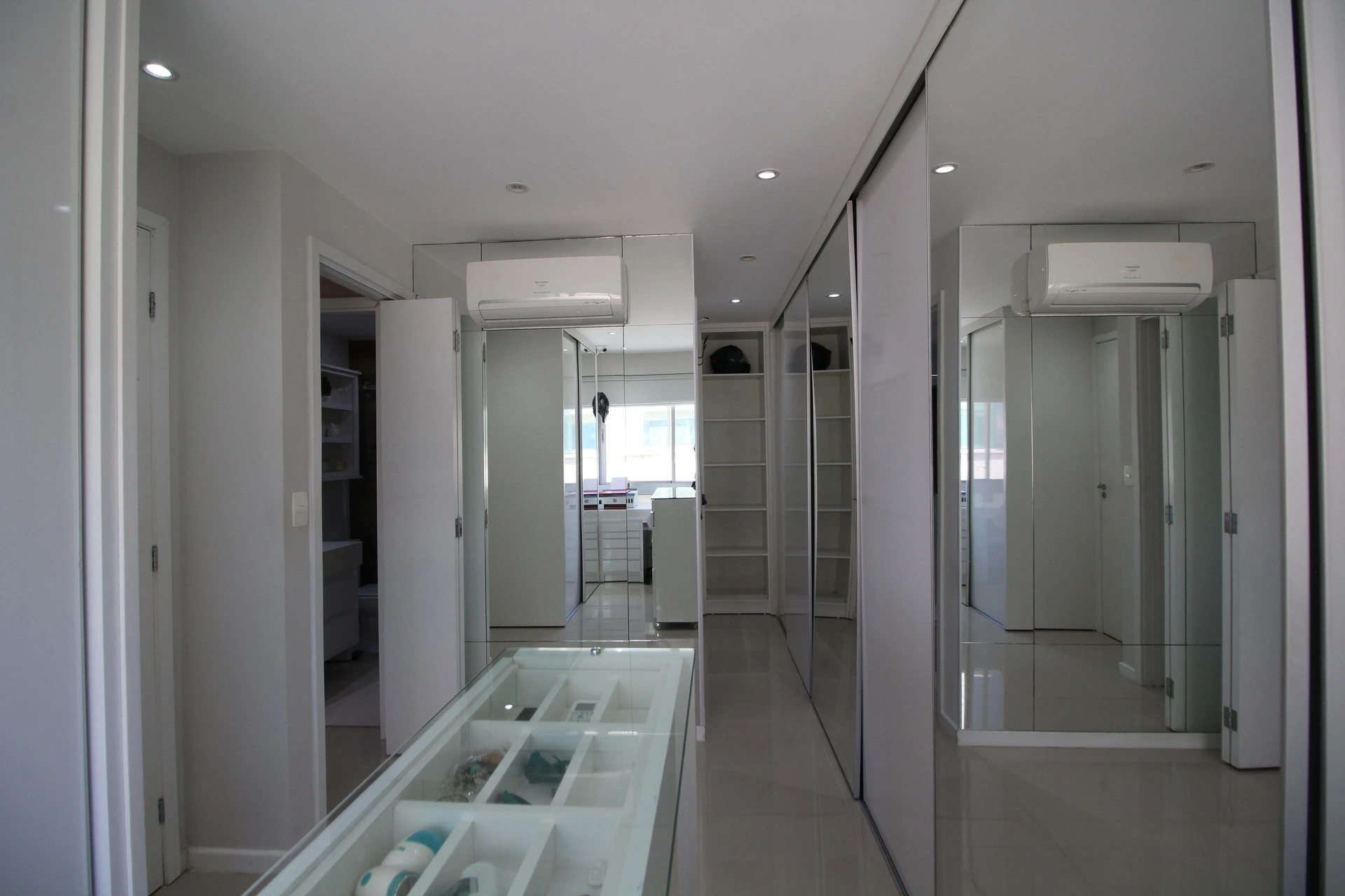 Rental apartment with 4 bedrooms and 4 bathrooms — photo 32
