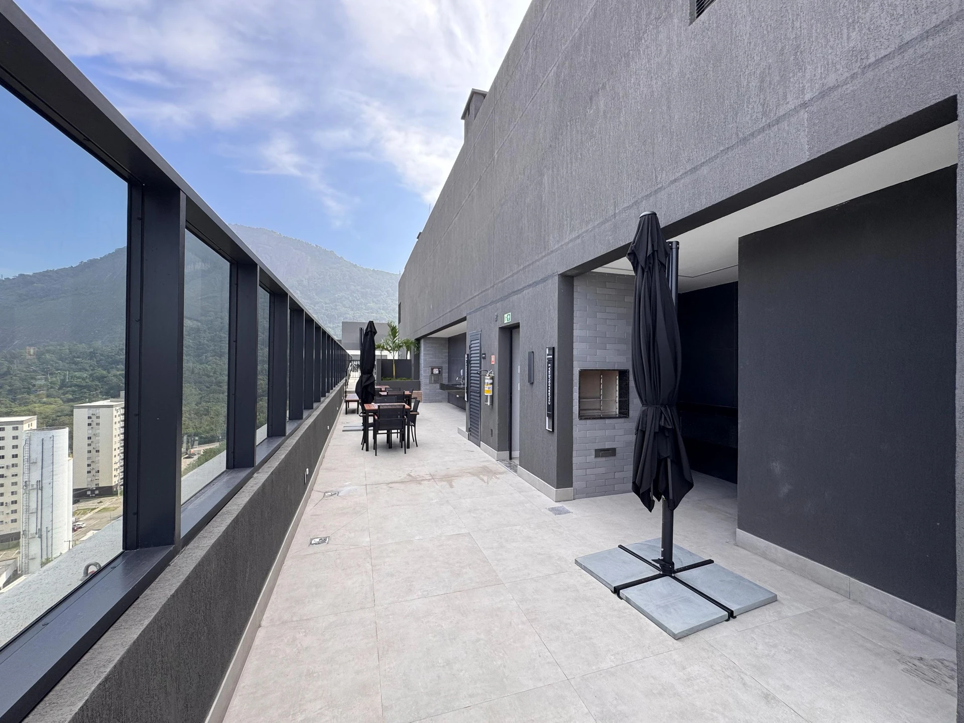 Apartamento mobiliado com 3 quartos e varanda