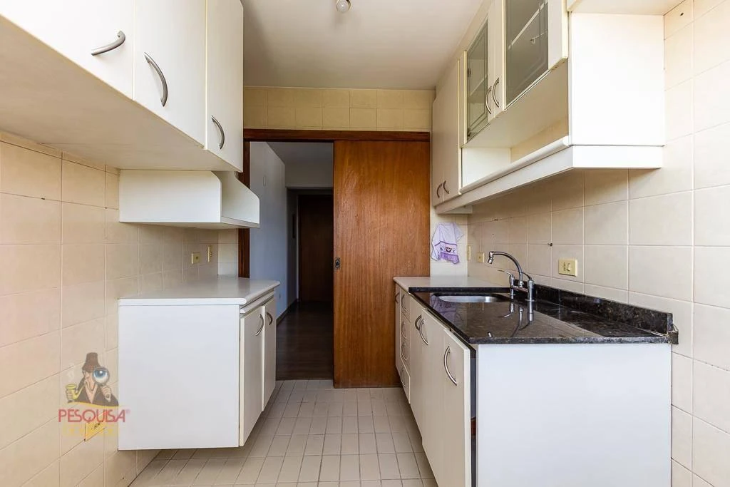 2-bedroom apartment with wood or laminate floors in Curitiba — photo 5