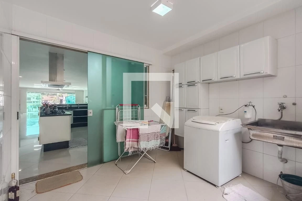 460 m² house with a water view and a private pool — photo 54