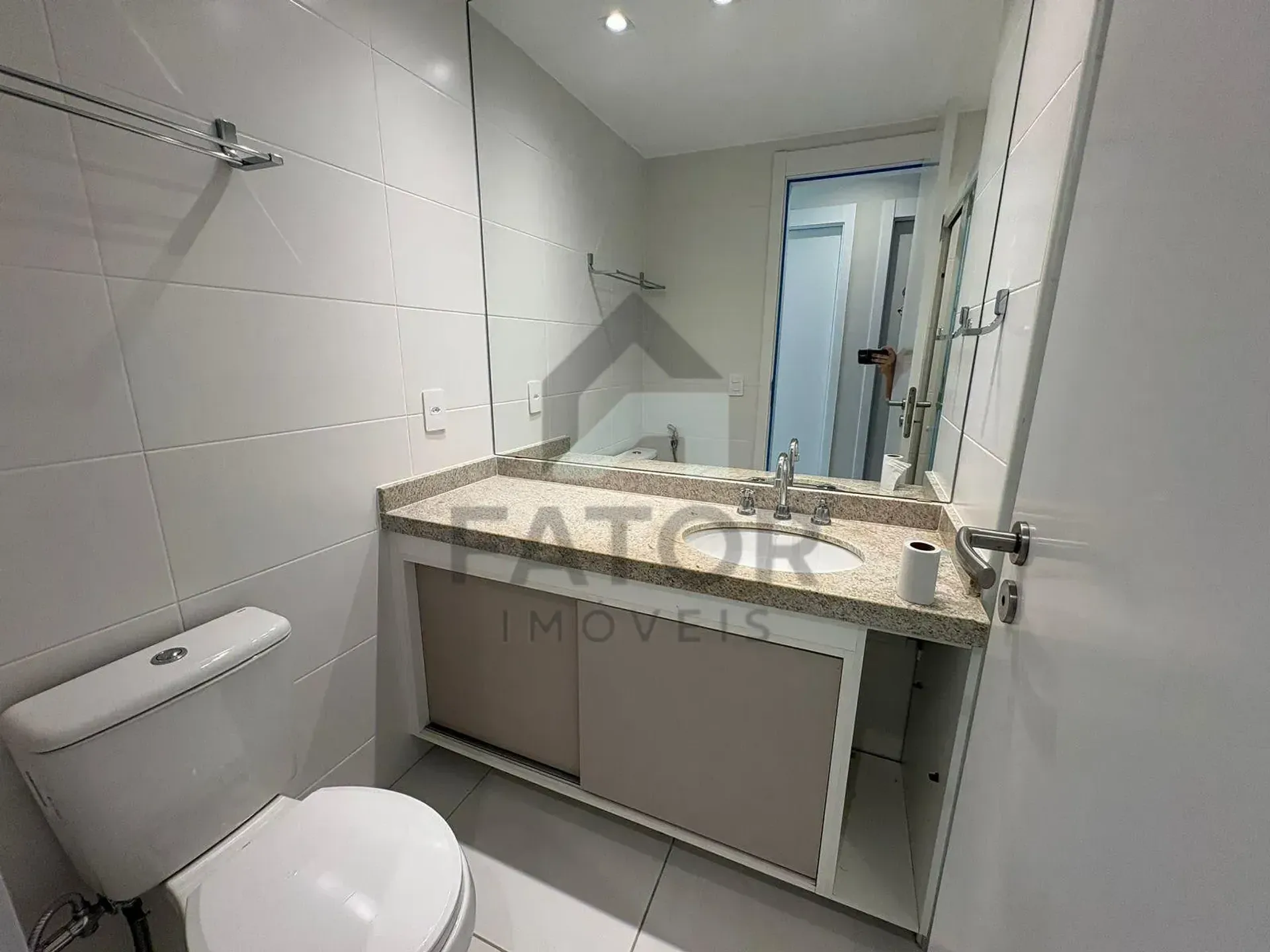 Apartamento com 3 quartos e varanda fechada de vidro — photo 25