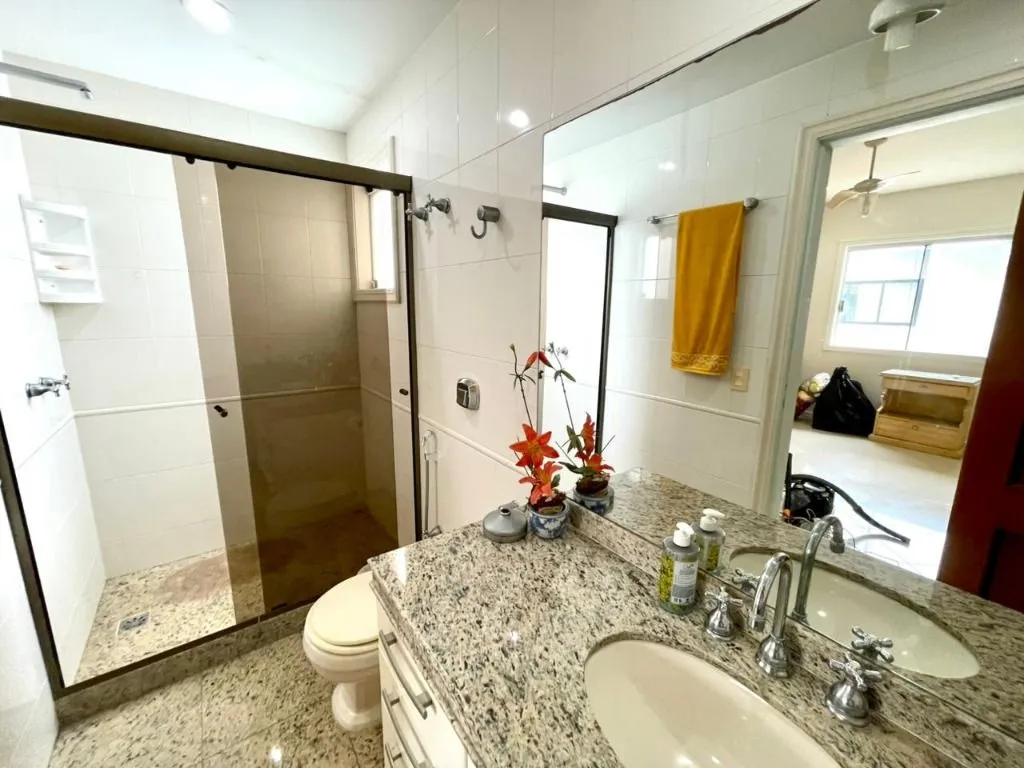 House with 5 bedrooms and a glassed-in balcony — photo 25