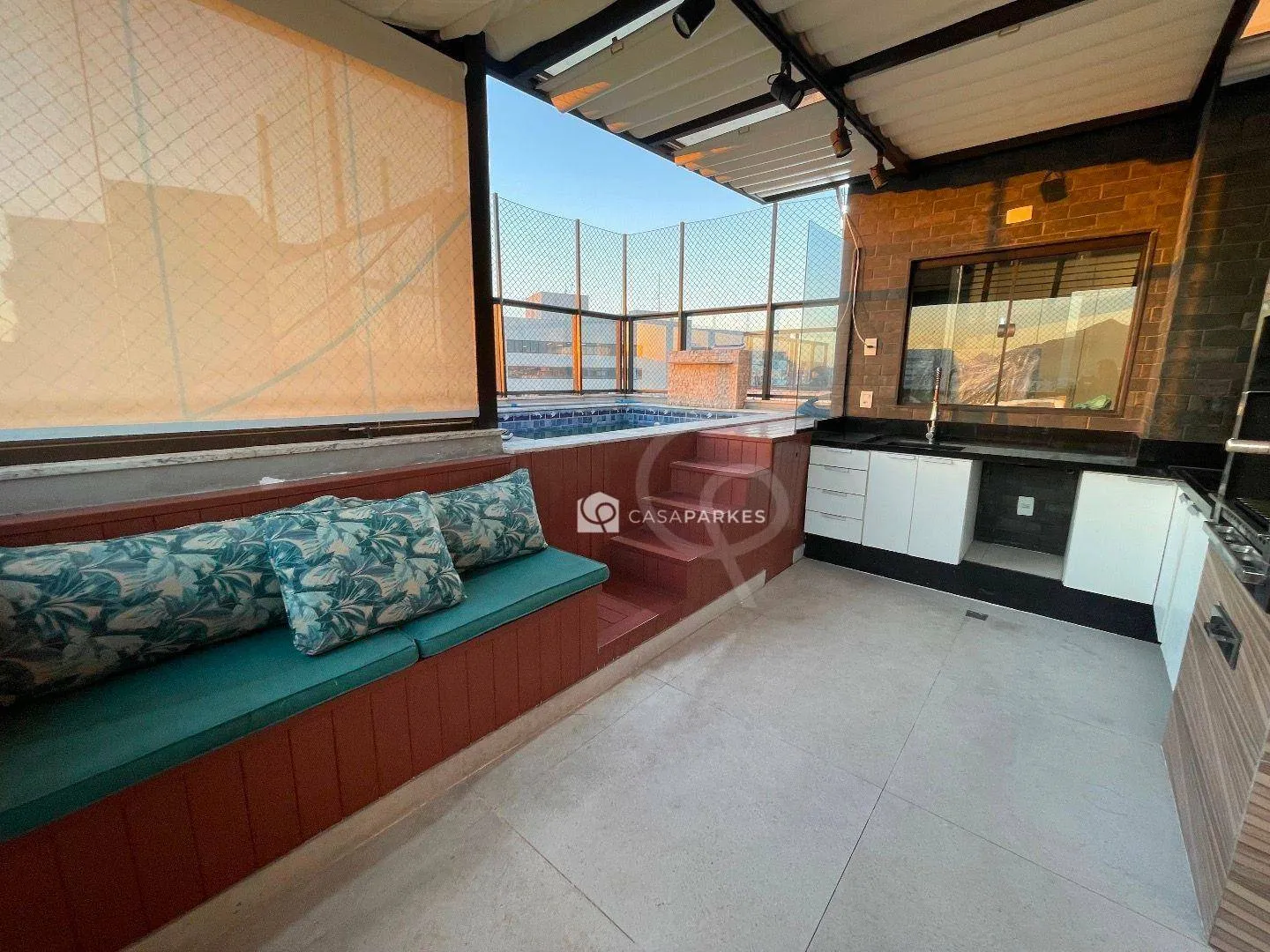 Balcony with a grill in a 3-bedroom apartment, 120 m² — photo 49