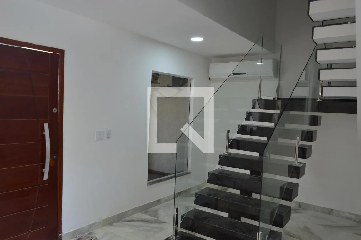 Casa de 3 quartos com janelas do piso ao teto — photo 33