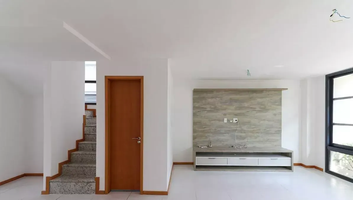 Private pool in a 4-bedroom house, 220 m²