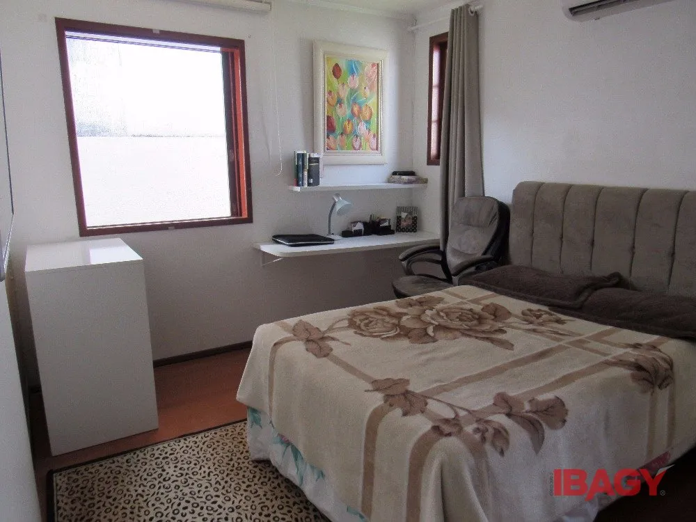 House with 4 bedrooms and 380 m², 2 parking spots — photo 3