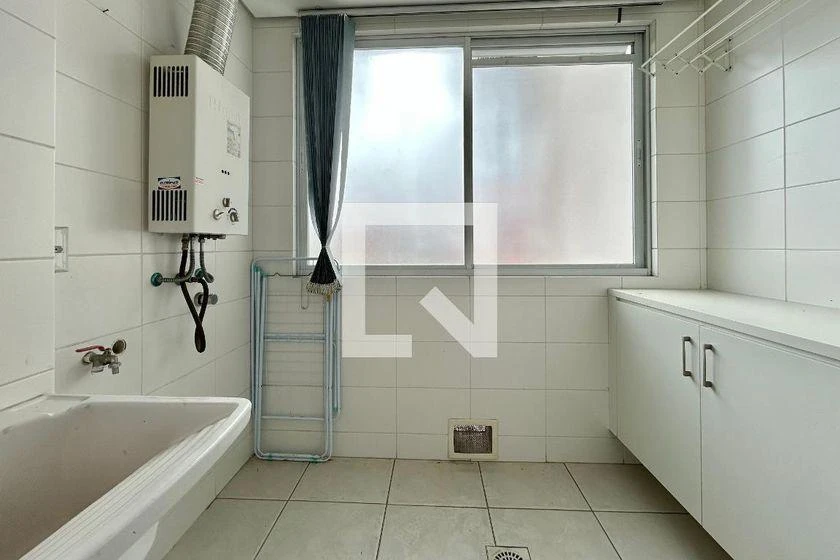 2-bedroom apartment in a building with a gym — photo 4