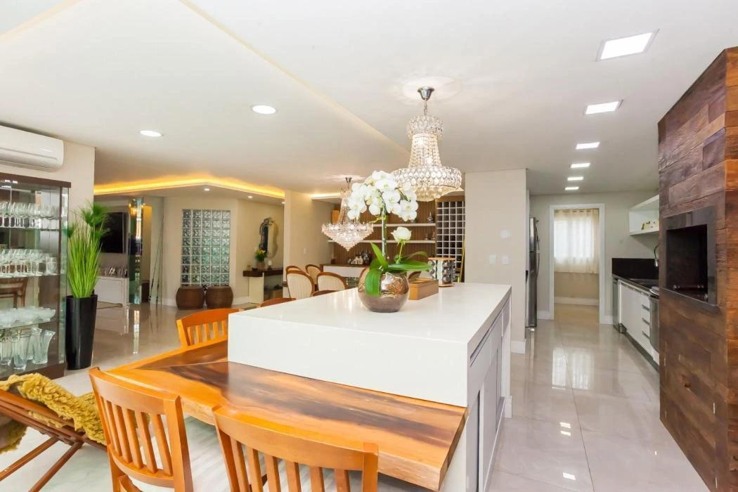 4-bedroom house with floor-to-ceiling windows — photo 15