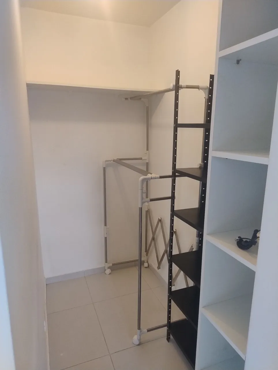 Walk-in closet in a one-bedroom apartment, 35 m² — photo 5