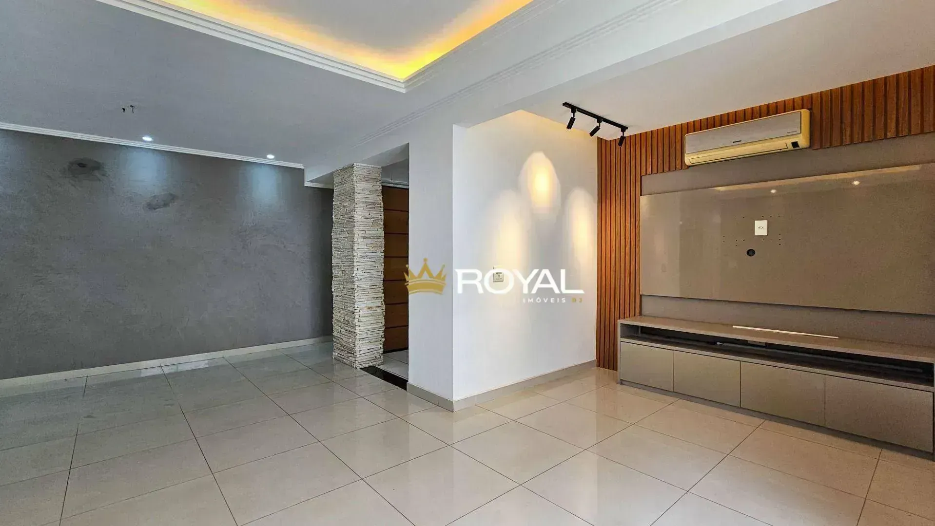 2-bedroom apartment with a glass-enclosed balcony — photo 5
