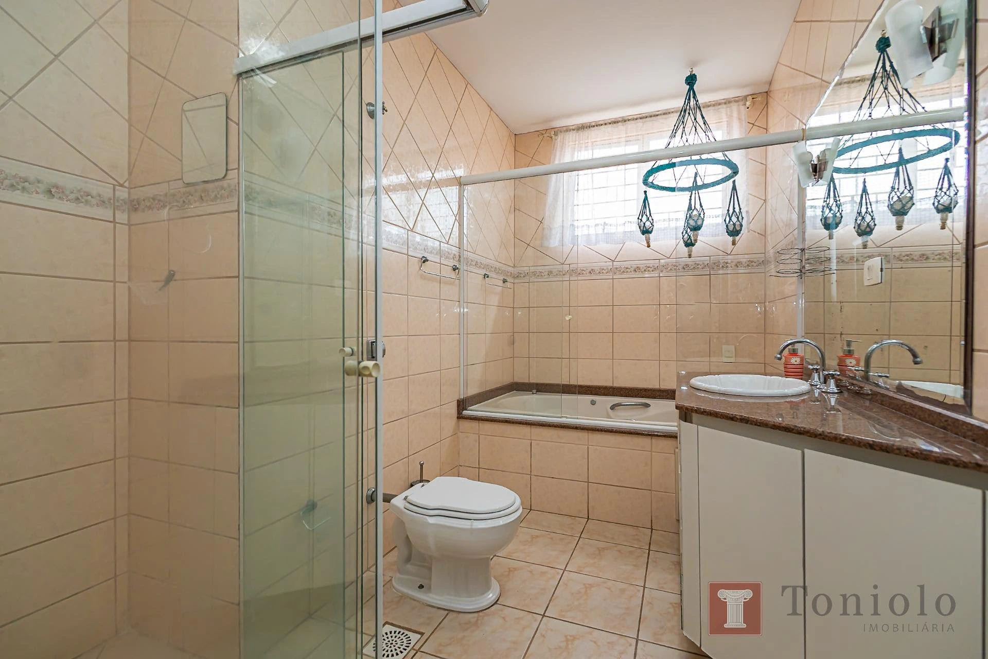 380 m² house with a bathtub and a walk-in closet — photo 13