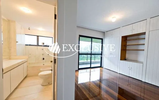 Residential apartment with 4 bedrooms and enclosed balcony — photo 2