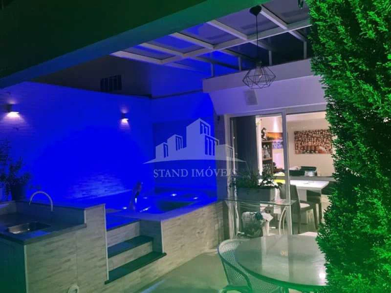 Balcony with a grill in a 2-bedroom apartment, 140 m² — photo 11