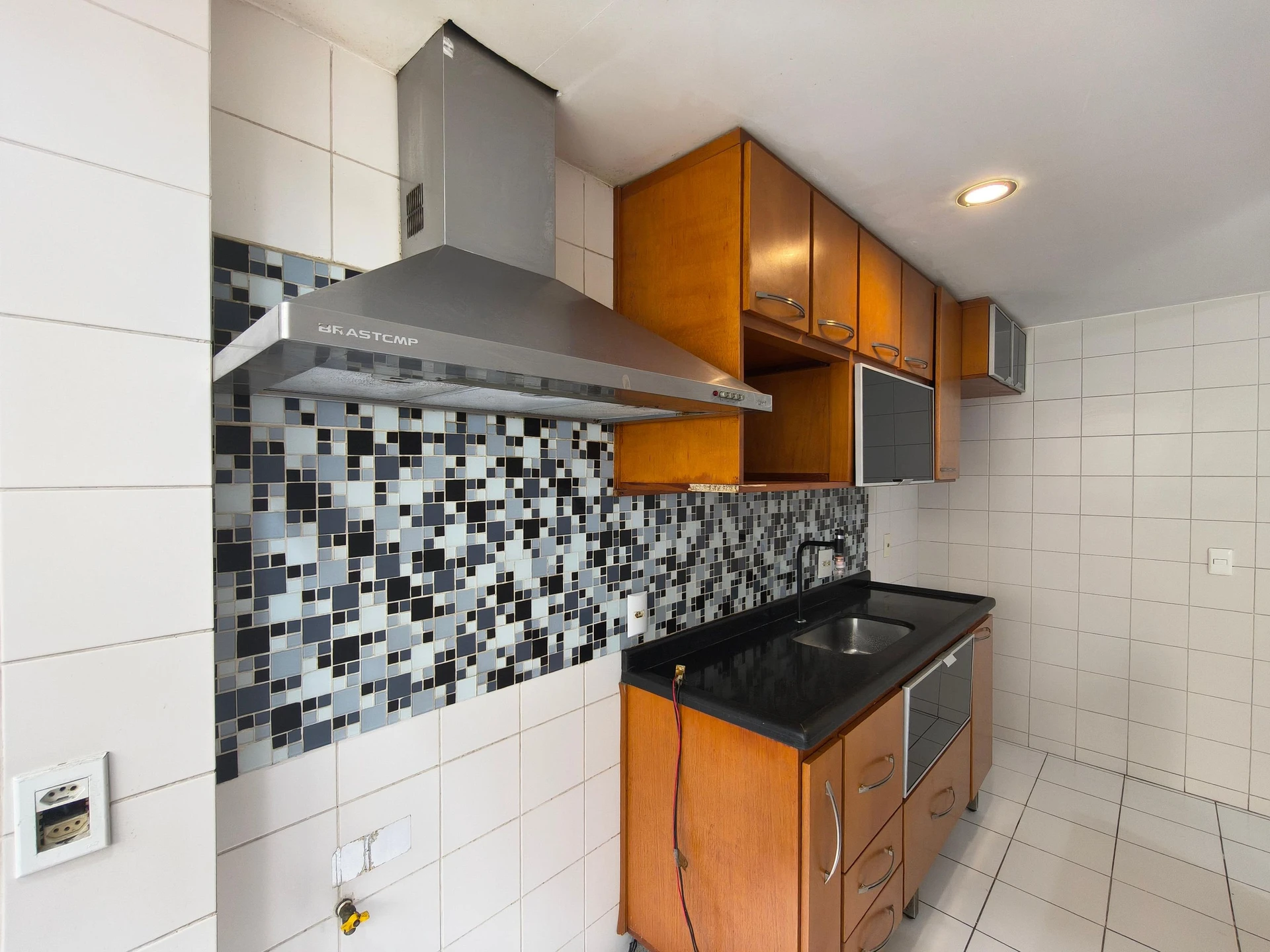 2-bedroom apartment in a building with a gym — photo 10