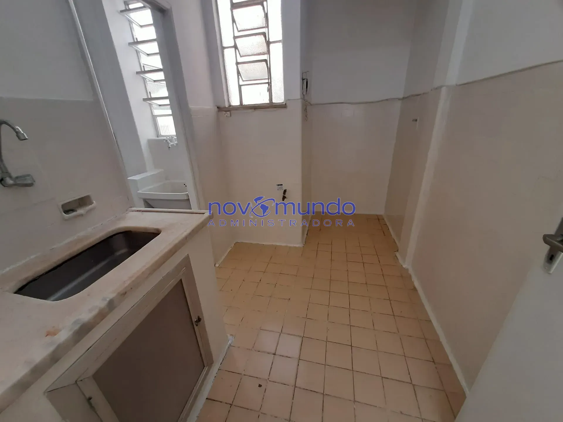 Wood or laminate floors in a 2-bedroom apartment, 66 m²
