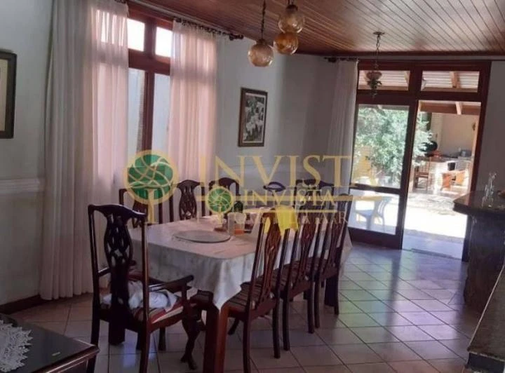 Casa de dois pavimentos com 5 dormitórios e 420 m²