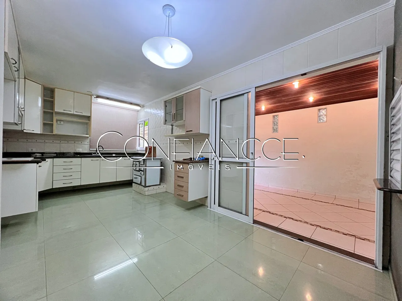 Casa com 2 quartos e 2 banheiros, com vaga