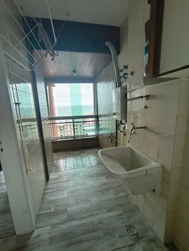 4-bedroom apartment with enclosed balcony — photo 9