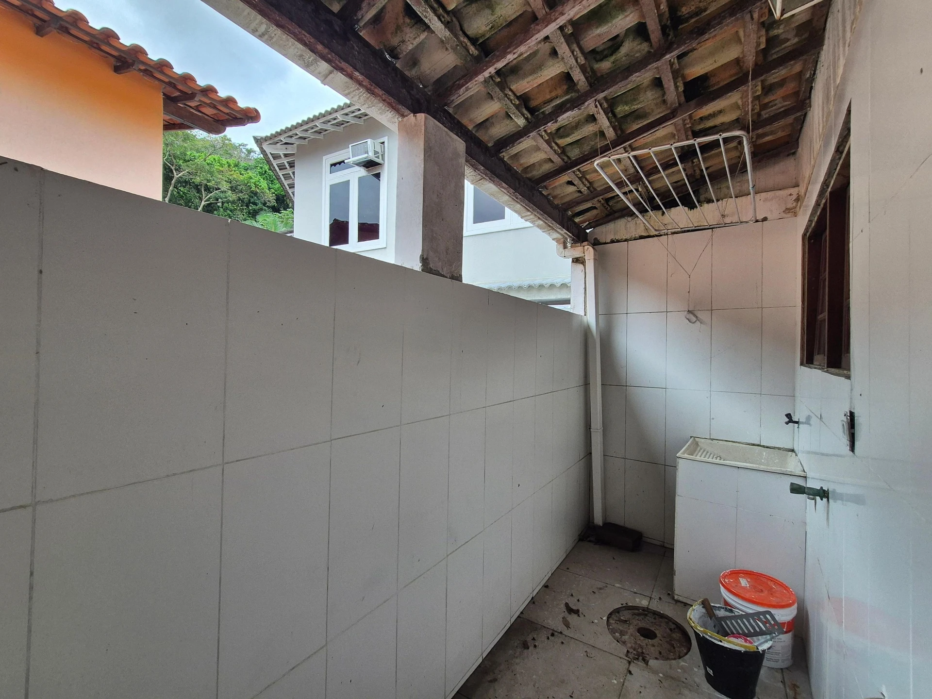 Balcony with a grill in a 3-bedroom house, 150 m² — photo 32